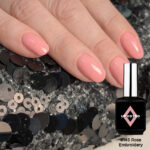 Vernis semi-permanent NailPerfect Upvoted #145 Rose Embroidery rose doux brillant sur ongles courts
