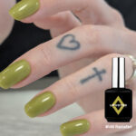 Vernis semi-permanent NailPerfect Upvoted #149 Rastafari vert olive brillant sur ongles carrés