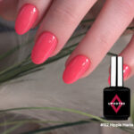 Vernis semi-permanent NailPerfect Upvoted #152 Hippie Mania rose corail vif brillant sur ongles amande