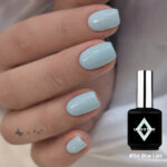Vernis semi-permanent NailPerfect Upvoted #154 Blue Lips bleu pastel brillant sur ongles carrés courts