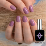 Vernis semi-permanent NailPerfect Upvoted #156 Marble Hue mauve doux brillant sur ongles courts