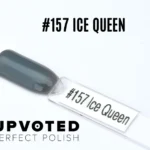 Capsule du vernis semi-permanent NailPerfect Upvoted #157 Ice Queen, un gris bleu profond et brillant.