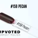 Capsule du vernis semi-permanent NailPerfect Upvoted #159 Pecan, un brun acajou profond et lumineux.