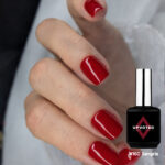 Vernis semi-permanent NailPerfect Upvoted #160 Sangria rouge intense brillant sur ongles carrés courts