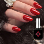 Vernis semi-permanent NailPerfect Upvoted #161 Bloody Mary rouge profond brillant sur ongles amande