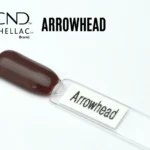 Capsule du vernis semi-permanent professionnel CND™ Shellac Arrowhead, brun cacao profond au fini laqué et brillant.