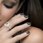 Manucure gris anthracite CND Shellac Asphalt, vernis semi-permanent professionnel élégant et brillant