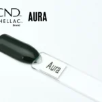 Capsule du vernis semi-permanent professionnel CND™ Shellac Aura, vert profond laqué à la finition brillante effet miroir.