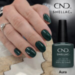 Vernis semi-permanent professionnel CND Shellac Aura, teinte vert foncé profond et élégant, finition brillante sur ongles courts et longs