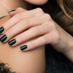 Manucure vert foncé CND Shellac Aura, vernis semi-permanent professionnel élégant et brillant