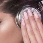 Manucure rose pâle CND Shellac Aurora, vernis semi-permanent professionnel doux et brillant