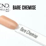 Capsule du vernis semi-permanent professionnel CND™ Shellac Bare Chemise, beige nude chaud et brillant au fini crème homogène.