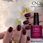 Vernis semi-permanent professionnel CND Shellac Berry Boudoir, teinte bordeaux prune profonde et élégante, finition brillante sur ongles courts et longs