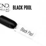 Le visuel met en avant la capsule du vernis semi-permanent CND™ Shellac Black Pool, révélant un noir profond, brillant et à la finition miroir parfaite.