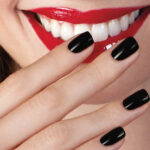 Manucure noir profond CND Shellac Black Pool, vernis semi-permanent professionnel intense et brillant
