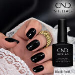 Vernis semi-permanent professionnel CND Shellac Black Pool, teinte noir profond et intense, finition brillante miroir sur ongles courts et longs