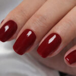 Zoom sur le vernis semi-permanent professionnel CND Shellac Bloodline, teinte rouge foncé intense, texture lisse et finition brillante homogène