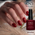 Vernis semi-permanent professionnel CND Shellac Bloodline, teinte rouge foncé intense et profonde, finition brillante sur ongles courts et longs