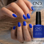 Vernis semi-permanent professionnel CND Shellac Blue Eyeshadow, teinte bleu électrique intense et lumineuse, finition brillante sur ongles courts et longs