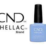 Vernis semi-permanent CND™ Shellac Chance Taker (7,3 ml) – bleu pastel clair et lumineux. Tenue jusqu’à 3 semaines, brillance miroir, dépose douce. Disponible à 15,90 € sur RBBE.fr.