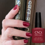 Vernis semi-permanent professionnel CND Shellac Cherry Apple rouge cerise intense sur ongles