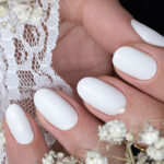 Vernis semi-permanent professionnel CND Shellac Cream Puff, teinte blanc pur et lumineux, finition brillante sur ongles courts et longs