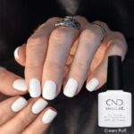 Vernis semi-permanent professionnel CND Shellac Cream Puff blanc pur opaque, finition brillante sur ongles courts et longs
