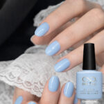Vernis semi-permanent professionnel CND Shellac Creekside bleu pastel doux et lumineux sur ongles courts et longs