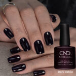 Vernis semi-permanent professionnel CND Shellac Dark Dahlia, teinte bordeaux noir profond, finition brillante sur ongles courts et longs