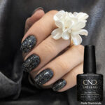 Vernis semi-permanent professionnel CND Shellac Dark Diamonds, noir pailleté intense à effet scintillant, finition brillante sur ongles courts et longs