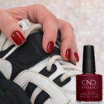Vernis semi-permanent professionnel CND Shellac Decadence, teinte rouge bordeaux profond et intense, finition brillante sur ongles courts et longs