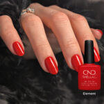 Vernis semi-permanent professionnel CND Shellac Element rouge intense brillant sur ongles courts et longs