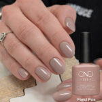 Vernis semi-permanent professionnel CND Shellac Field Fox, teinte nude taupe élégante et naturelle sur ongles courts et longs