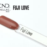 Capsule du vernis semi-permanent professionnel CND™ Shellac Fuji Love, terracotta rosé chaud au fini crème brillant et homogène.