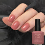 CND Shellac Fuji Love – vernis semi-permanent rose vieux doux et élégant sur ongles naturels