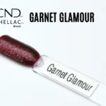 Capsule du vernis semi-permanent professionnel CND™ Shellac Garnet Glamour, rouge grenat scintillant aux reflets pailletés rubis et finition brillante