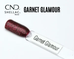 Capsule du vernis semi-permanent professionnel CND™ Shellac Garnet Glamour, rouge grenat scintillant aux reflets pailletés rubis et finition brillante