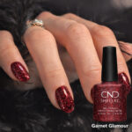 CND Shellac Garnet Glamour vernis semi-permanent rouge bordeaux pailleté sur ongles courts et longs