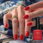 Vernis semi-permanent professionnel CND Shellac Hollywood rouge intense brillant appliqué sur ongles avec flacon