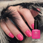 Vernis semi-permanent professionnel CND Shellac Hot Pop Pink rose fuchsia vif appliqué sur ongles avec flacon