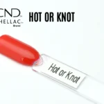 Capsule du vernis semi-permanent professionnel CND™ Shellac Hot or Knot, corail vif à la finition brillante effet miroir.