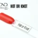 Capsule du vernis semi-permanent professionnel CND™ Shellac Hot or Knot, corail vif à la finition brillante effet miroir.