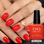 Vernis semi-permanent professionnel CND Shellac Hot or Knot rouge coquelicot brillant appliqué sur ongles avec flacon