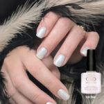 Vernis semi-permanent professionnel CND Shellac Ice Bar blanc nacré pailleté appliqué sur ongles avec flacon