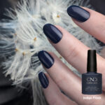 Vernis semi-permanent professionnel CND Shellac Indigo Frock bleu indigo profond brillant appliqué sur ongles avec flacon
