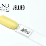 Le visuel montre la capsule du vernis CND™ Shellac Jellied, jaune pastel clair et brillant à la finition crème.