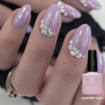 Vernis semi-permanent professionnel CND Shellac Lavender Lace lavande nacré pailleté avec strass en gros plan sur ongles