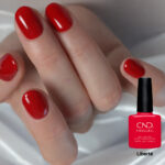 Vernis semi-permanent professionnel CND Shellac Liberté rouge classique brillant appliqué sur ongles avec flacon