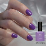 Vernis semi-permanent professionnel CND Shellac Lilac Longing lilas violet brillant appliqué sur ongles avec flacon