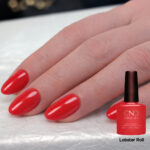 Vernis semi-permanent professionnel CND Shellac Lobster Roll rouge corail brillant appliqué sur ongles avec flacon